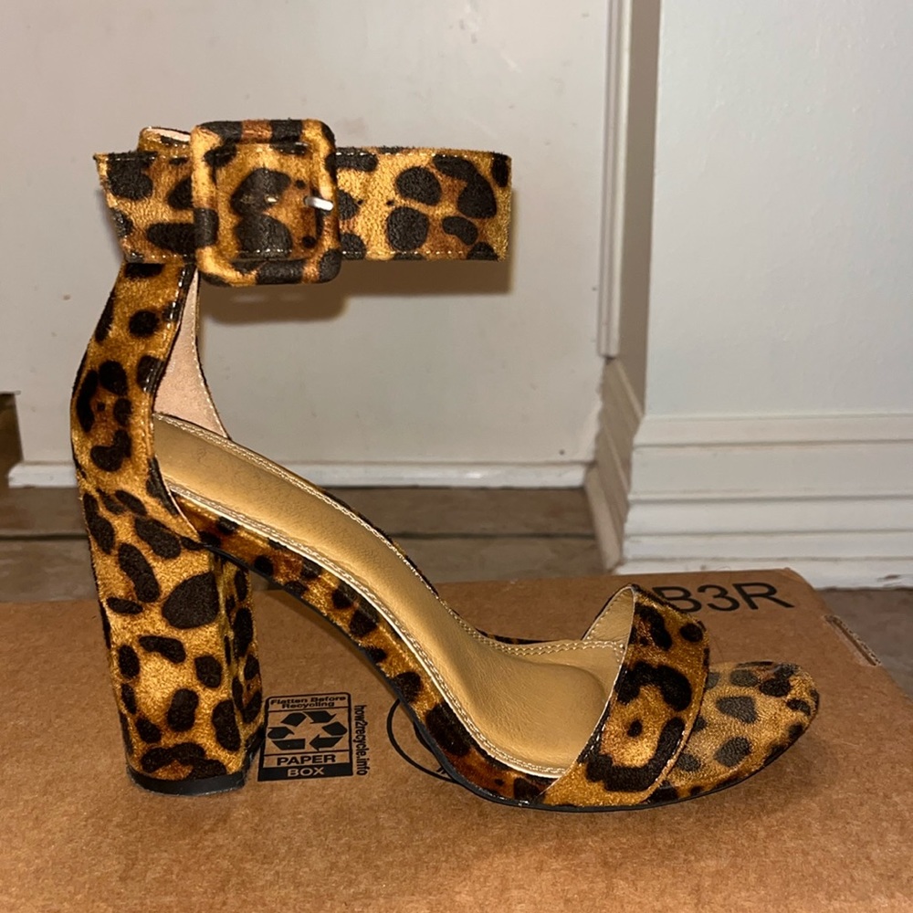 Suede leopard heels. SZ 7.5